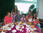 08092016 Alejandra Galaviz con sus amigas en su baby shower.