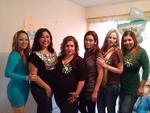 08092016 Alejandra Galaviz con sus amigas en su baby shower.