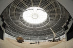 Trabajadores laboran en el nuevo concepto del Coliseo Centenario.