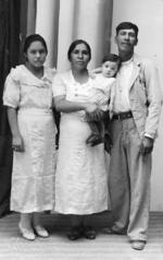 11092016 Ramona Flores, Cruz Ibarra y Miguel Ibarra en 1940.