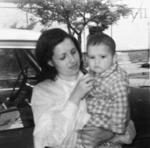 11092016 Silvia Casas de Reyes con su hijo, Jesús Manuel, en 1975.