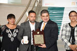 El volcalista del grupo Camila fue reconocido como ciudadano distinguido de Torreón.
