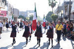 Las escuelas secundarias llevaron a sus escoltas en el desfile.