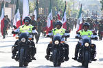 Un grupo de policías municipales desfila por las calles de Torreón.