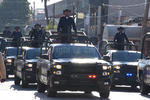 Un grupo de policías municipales desfila por las calles de Torreón.