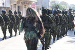 Integrantes del Ejército también desfilaron por las calles.