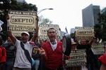 Según cifras del Gobierno de la Ciudad de México, unos diez mil mexicanos unieron sus gritos ayer para exigir la renuncia del presidente Enrique Peña Nieto.