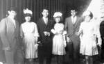 18092016 Chambelanes y damas en una quinceañera en 1966.