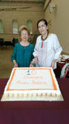 18092016 DE FIESTA.  Aurora Máynez y Rosario Ramos partiendo el pastel del décimo aniversario del Museo Arocena.