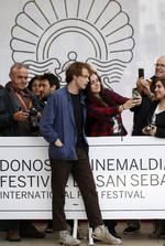 El director Johannes Nyholm (3i), los actores Christian Andrén (3d, delante), Johan Kylén (2d, detrás), Anna Bjelkerud (3d), los productores Maria Dahlin (4d) y Peter Hyldahl (6i, detrás), y el director de fotografía, Johan Lundborg (d), durante la presentación de Jäten en la 64 edición del Festival Internacional de Cine de San Sebastián, donde compite en la sección oficial.