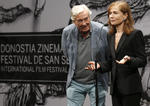 El director Johannes Nyholm (3i), los actores Christian Andrén (3d, delante), Johan Kylén (2d, detrás), Anna Bjelkerud (3d), los productores Maria Dahlin (4d) y Peter Hyldahl (6i, detrás), y el director de fotografía, Johan Lundborg (d), durante la presentación de Jäten en la 64 edición del Festival Internacional de Cine de San Sebastián, donde compite en la sección oficial.