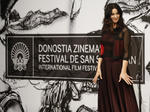 El realizador William Oldroyd (d), posa junto a los actores, Naomi Ackie (i), Cosmo Jarvis (2i), y Florence Pugh (3i), tras la presentación de su pelicula, "Lady Macbeth", que compite en la sección oficial de la 64 edición del Festival Internacional de Cine de San Sebastián.
