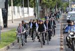 Un grupo de aproximadamente 45 diputados federales del Partido Revolucionario Institucional (PRI) dejaron sus camionetas y coches y se subieron a las bicicletas para sumarse al Día Mundial Sin Auto.