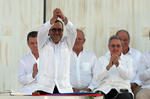 El líder de las FARC levantó los brazos y recibió una salva de aplausos mientras alzaba las manos cruzadas a modo de abrazo.