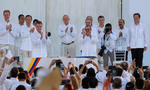 El presidente de Colombia, Juan Manuel Santos, y el líder de las FARC, Rodrigo Londoño Echeverri, alias "Timochenko", firmaron un acuerdo de paz.