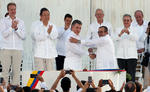 El presidente de Colombia, Juan Manuel Santos, y el líder de las FARC, Rodrigo Londoño Echeverri, alias "Timochenko", firmaron un acuerdo de paz.