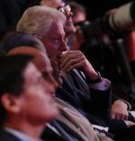 Bill Clinton escucha atentamente a su esposa.