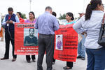 Los manifestantes portaron lonas con la imagen de sus desaparecidos.