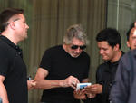 Roger Waters salió a saludar a fanáticos mexicanos.