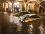 Así quedaron varados algunos vehículos frente a restaurante en Las Américas debido al nivel del agua.