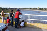 Familias laguneros acudieron a observar la llegada del agua.