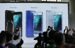 Los dispositivos, descritos como los primeros teléfonos hechos por Google "por dentro y por fuera", vienen en dos tamaños.