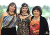 08102016 La novia con las anfitrionas de su prenupcial, Lorena Rojas Bonifant y Rebeca Jiménez.