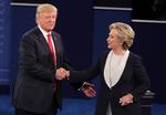 Al final del segundo debate entre Hillary Clinton y Donald Trump se dieron un apretón de mano.
