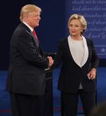 Al final del segundo debate entre Hillary Clinton y Donald Trump se dieron un apretón de mano.