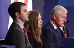 Envuelto en un escándalo por sus dichos sexistas, el magnate neoyorquino logró sacudirse las críticas y contraatacó llevando al debate a tres mujeres que acusan al expresidente Bill Clinton de abuso sexual.