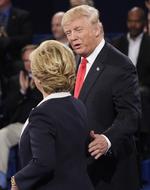 La tensión entre Trump y Clinton fue palpable desde el inicio del debate de 90 minutos, el segundo de la campaña electoral. Al encontrarse en el centro del escenario, no se dieron la mano.