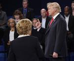 Hillary Clinton declaró que los comentarios vulgares de Donald Trump sobre las mujeres revelan "exactamente quién es" y demuestran su ineptitud para ser presidente.