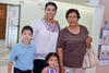 09102016 FELIZ CUMPLEAñOS.  Alma Rosa Soriano acompañada de su esposo Hilario y sus hijos Oswaldo, Julio César y Christian.