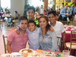 13102016 Luis Gerardo Gómez Longoria con sus papás, Luis Gerardo Gómez y Ana Gabriela Longoria, y sus compañeritos.
