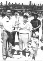 16102016 Sr. Alfredo Medrano recibiendo trofeo de la liga de softbol en 1983.