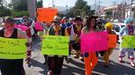 Con pancartas en mano, los payasos se dirigieron a la Plaza Mayor de Torreón.