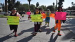 Con pancartas de colores, los payasos caminaron hasta la Plaza Mayor.