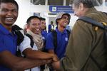 Nairobi (Kenya).- marinos no identificados (L) celebrar con Michael Scott Moore (R), un escritor norteamericano que fue secuestrado por piratas somalíes en 2012 y puesto en libertad en 2014, a su llegada en el Aeropuerto Internacional Jomo Kenyatta aeropuerto en Nairobi, Kenia, después de que fueron liberados por piratas somalíes. Según los informes, 26 marineros asiáticos, la tripulación de un barco pesquero de bandera de Omán Taiwán de propiedad FV Naham 3, han sido liberados después de haber sido rehén ya que su barco fue capturado al sur de las islas Seychelles en marzo de 2012. los marineros liberados desde Vietnam, Taiwán, Camboya, Indonesia, china y Filipinas, fueron transportados a Nairobi desde Somalia antes de regresar a sus respectivos países. EFE