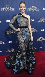 La actriz británica Tilda Swinton lució un traje oscuro al estreno de la cinta.