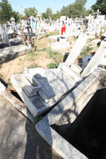 El abandono de las tumbas es una circunstancia común, por lo que son los empleados municipales son quienes asumen la reparación o medidas de resguardo, para evitar accidentes.