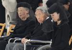 TOKIO (JAPÓN).- Fotografía de archivo del 17 de junio 2014, que muestra a la princesa japonesa Akiko (d), junto al príncipe Mikasa (C), y su esposa, la princesa Yuriko (i), durante el funeral del príncipe Katsura en el cementerio Toshimagaoka en Tokio, (Japón). Según informes de prensa, el 27 de octubre el año 2016, el príncipe Mikasa murió a la edad de 100 años en el Hospital de Tokio. EFE