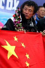 QIGDAO (CHINA).- Fotografía de archivo del 5 de abril de 2013 donde se ve al marino chino Guo Chuan posando con la bandera de China en una ceremonia de bienvenida en la ciudad de Qingdao, al oeste de China. Según informaciones periodísticas de hoy, el equipo de apoyo de Guo Chuan en su intento de navegara de San Francisco hasta Shangai perdió contacto con el desde el 25 de octubre. Chuan partió de San Francisco el 18 de octubre, en su travesía de 20 días. EFE