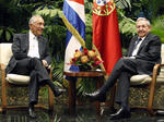 LA HABANA (CUBA).- El presidentes de Cuba, Raúl Castro (d), posa junto a su homólogo de Portugal, Marcelo Rebelo de Sousa (i), antes de una reunión en La Habana (Cuba). EFE