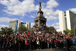 Vista del Zócalo de la Ciudad de México en  inicio de la celebración del Día de Muertos.
