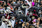 Las calaveras de gran tamaño, las catrinas, dieron color y se sumó la participación de los asistentes, ya que muchos de ellos acudieron disfrazados, con máscaras o con el rostro pintado.