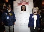 El escándalo de los correos de Hillary Clinton llegó a los disfraces del desfile.