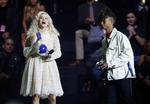 The Weeknd recibiendo uno de los galardones.