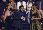 ZaraLarsson recibiendo su premio, a un costado JadenSmith.