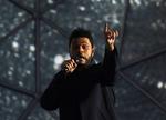 The Weeknd recibiendo uno de los galardones.
