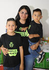 06112016 CELEBRA 9 AñOS DE VIDA.  Alex Hernández González con su mamá, Anais González, y su hermano, Matías.
